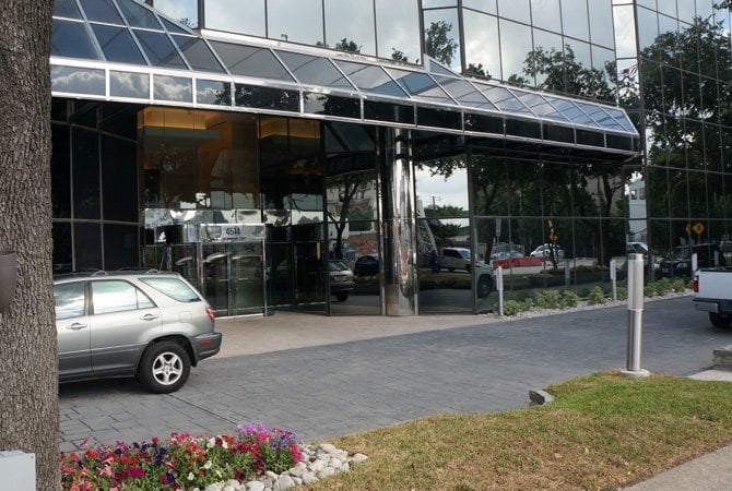 Highland Park Periodontics & Dental Implants office entrance